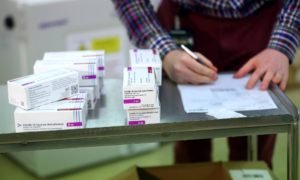 كندا : لقاح “أسترا زينيكا” آمن وفوائده تفوق أعراضه الجانبية